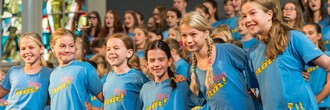 maedchen-blau-in-gruppe